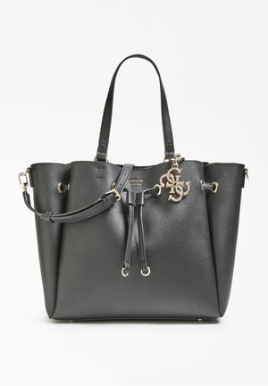 Schwarze Leder-Tote-Bag von Guess mit doppelten Griffen, verstellbarem Schulterriemen, Kordelzugverschluss und goldenem Logocharm vorne.