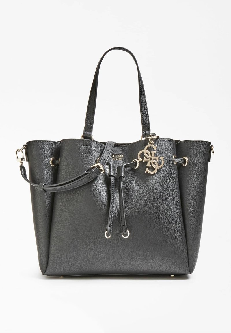 Sac cabas en cuir noir Guess avec doubles poignées, bandoulière réglable, fermeture à cordon et breloque logo dorée sur le devant.