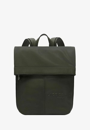 Sac à dos en cuir vert foncé avec rabat supérieur, bretelles réglables, poignée et logo embossé "Liebeskind Berlin" sur le devant.
