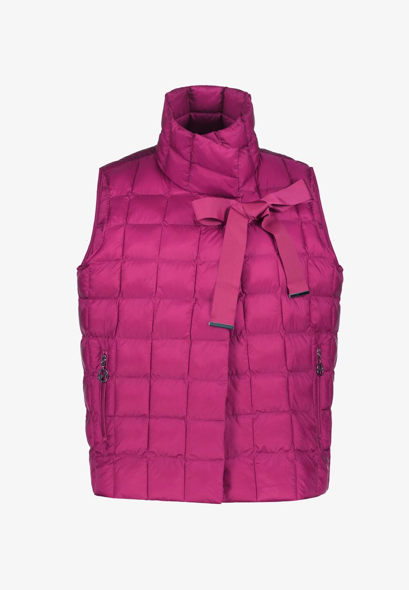 Vesti quilted puffer ke dalam magenta cerah dengan kerah tinggi, aksen tali di leher, dan dua kantong samping yang memiliki ritsleting. Materialnya halus dan ringan.