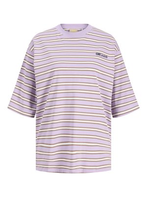 Fialkové tričko s krátkym rukávom s béžovými a bielymi horizontálnymi pruhmi a malým logom „Off Limits“ na ľavej strane na hrudi.