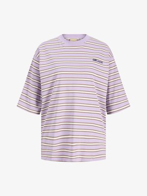 Fialkové tričko s krátkym rukávom s béžovými a bielymi horizontálnymi pruhmi a malým logom „Off Limits“ na ľavej strane na hrudi.