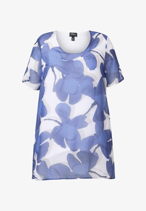 Lettet kortærmet top i gennemsigtigt hvidt stof med store blå blomsterdesigns, der har synlig tekstur og en afrundet halsudskæring.