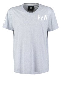 Šedé melange tričko s výstřihem do V, na levé části hrudi s bílým grafickým potiskem "R JW", klasický střih a měkká textura.