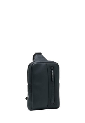 Sac bandoulière en cuir noir avec poche zippée verticale et logo Armani Exchange sur le panneau avant, avec une sangle réglable.
