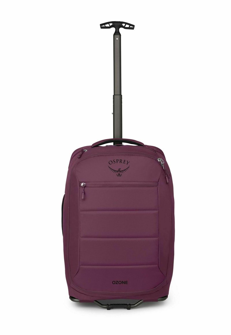 Maleta morada con ruedas, frente acolchado, mango retráctil y bolsillo con cremallera en la parte frontal. Presenta la marca Osprey y Ozone. Textura suave.