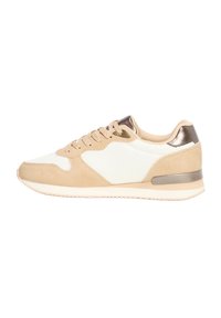 Zapatillas beige y crema con parte superior de malla y acentos de ante. Presentan un talón metálico y una suela de goma con un patrón texturizado.
