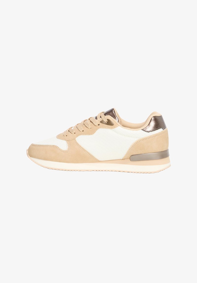 Zapatillas beige y crema con parte superior de malla y acentos de ante. Presentan un talón metálico y una suela de goma con un patrón texturizado.