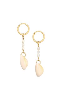 Guld hoopsørørende med en naturlig skaldpendant, pyntet med små hvide perler, der fremhæver en glat overflade og bløde farver.