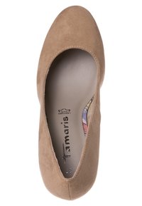 Chaussure plate en daim marron avec un bout arrondi, un design à coupe basse et une doublure colorée à motifs visible à l'intérieur. Présente un logo métallique.