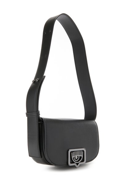 Sac bandoulière en cuir noir avec un design plat, une sangle réglable et un accent métallique distinctif sur le devant. Texture lisse sur toute la surface.