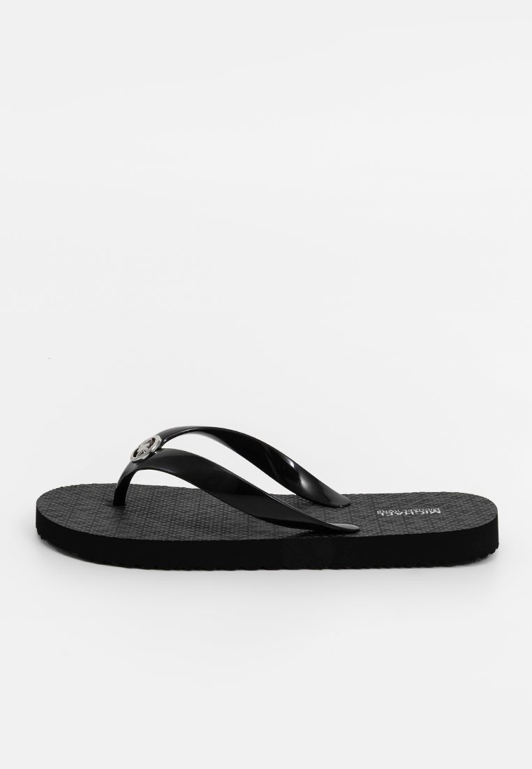 Schwarze Flip-Flop-Sandale mit glänzenden Riemen, strukturiertem Fußbett und einem dekorativen Metallelement am Riemen. Flache Sohlenform.