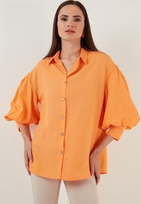 LELA - LOOSE FIT - Camisa - orange Imagen en miniatura 1