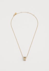 Collana placcata in oro con un pendente testurizzato impreziosito da gemme trasparenti. La catena è sottile e delicata, in armonia con il design circolare del pendente.