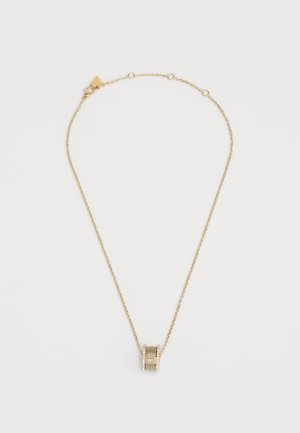 Gouden ketting met een gestructureerde hanger met heldere edelstenen. De ketting is slank en delicaat, wat de ronde hangerontwerp aanvult.