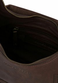 Borsa in pelle marrone scuro con zip aperta in cima, che mostra un compartimento interno con zip e una superficie testurizzata con un sottile marchio impresso.