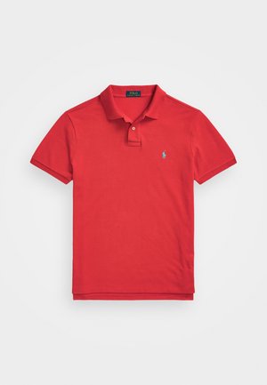 Rotes kurzärmliges Poloshirt mit Kragen, Zweiknopf-Leiste und kleinem hellblauem Logo auf der linken Brust.