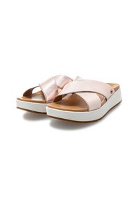 Růžové metalické skluzné sandály s křížovými pásky, polstrovanou stélkou a bílou platformou. Hladká textura a minimalistický design.