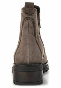 Brązowe zamszowe botki za kostkę o gładkiej fakturze, z tylnym zamkiem błyskawicznym i grubą czarną gumową podeszwą. przeszycia wzdłuż boków.