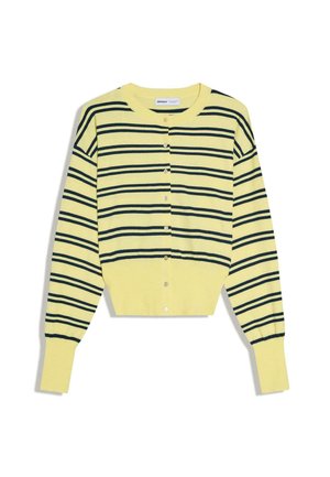 Keltainen napillinen neuletakki, jossa mustat vaakasuorat raidat ja pitkät hihat, resorit hihansuissa ja helmassa.