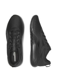 Czarne buty sportowe z oddychającą siateczkową cholewką, teksturowanymi akcentami i gumową podeszwą. Cechują się jednokolorowymi sznurówkami i detalami z logo.