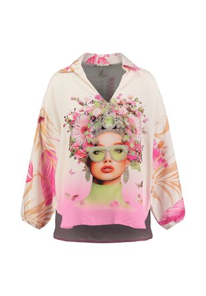 Damska bluzka z długim rękawem z odkrytym kołnierzem, z nadrukiem kwiatów i motyli, przedstawiającym twarz kobiety w nakryciu głowy, z okularami przeciwsłonecznymi i kolczykami w różowych odcieniach.