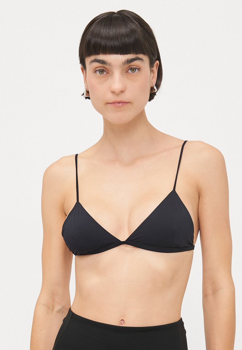 Zwarte driehoek bikini top met dunne verstelbare bandjes, gemaakt van een glad materiaal en met een minimalistisch ontwerp zonder versieringen.