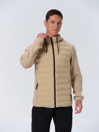 Beige pufferjack met een getailleerd ontwerp, zwarte rits en verstelbare capuchon. Heeft zijzakken en een zachte, textuurstof.