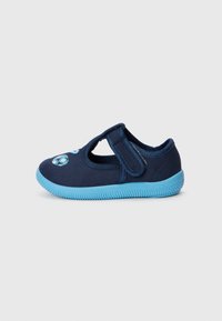 Des chaussures bleu marine avec un design à lanières, ornées d'un graphisme de ballon de football et d'une semelle en caoutchouc bleu clair avec une texture antidérapante.