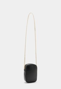 Schwarze Leder-Umhängetasche mit rechteckiger Form, ausgestattet mit einem goldenen Kettenriemen und einem Reißverschluss. Glatte Oberfläche ohne sichtbare Muster.