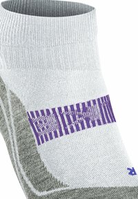 Calcetín atlético blanco y gris con un patrón de rayas moradas. Hecho de un tejido texturizado con un puño acanalado. Adecuado para uso activo.