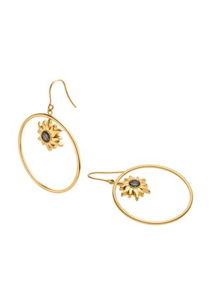 Goldene Creolen-Ohrringe mit sonnenförmigen Anhängern innen, jeder mit einem dunklen irisierenden Stein in der Mitte.