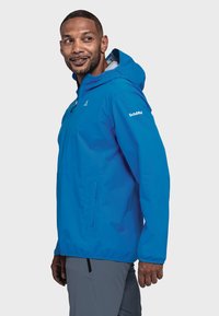 Blauem wasserdichtem Jacke mit Kapuze, einschließlich einer Fronttasche und elastischen Bündchen. Markenlogo auf dem Ärmel. Leichtes und atmungsaktives Material.