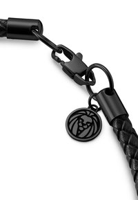 Svart flettet lærrem med en metallisk klips, sirkulær anheng med et løvedesign, og en glatt svart spenne.