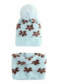 Gorro de punto esponjoso en azul claro con pompón y patrones florales marrones. Incluye un calentador de cuello a juego con el mismo diseño.