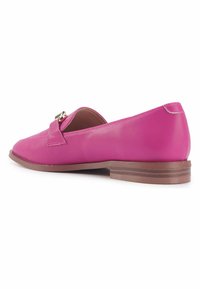 Scarpa piatta in pelle rosa con punta rotonda, una piccola cintura decorativa e un tacco basso marrone. Texture liscia e design minimalista.