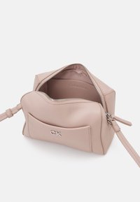 Calvin Klein DAILY CAMERA BAG PEBBLE - Skuldertasker - shadow gray