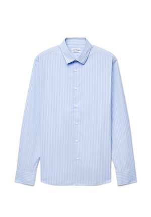 Chemise habillée bleu clair à manches longues avec fines rayures verticales blanches, boutonnage sur le devant, col standard et poignets boutonnés.