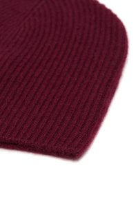 Tessuto a maglia a coste borgogna con una texture morbida, caratterizzato da un bordo pulito e un motivo spesso e accogliente.