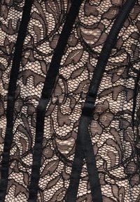 Μαύρο υφασμάτινο δαντέλα με λουλουδένιο σχέδιο, διαφανές δίχτυ και κάθετες βελούδινες ρίγες, παρουσιάζει περίπλοκα σχέδια και υφασμένα στοιχεία.