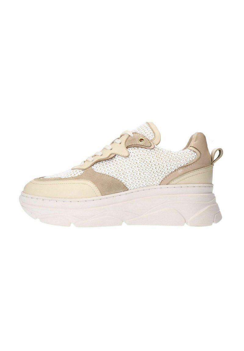 Sneaker met een stevige, witte tussenzool, bovenkant van mesh in beige tinten, suède accenten, ronde neus en vetersluiting aan de voorkant. Inclusief een treklabel op de hiel.