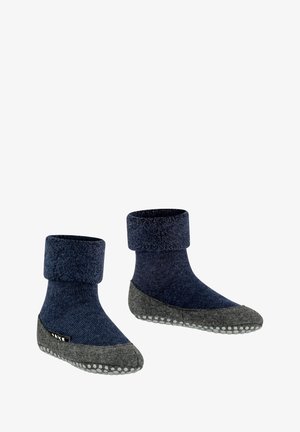 Granatowe i szare przytulne skarpetki z prążkowanym mankietem, miękką teksturą, zaokrąglonym kształtem oraz podeszwami z gumowymi kropkami dla lepszej przyczepności.