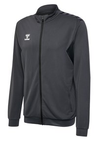 Grijs zip-up jack met een gestructureerde stof, zijzakken en een zwarte ritssluiting. Heeft een logo en patroonaccenten op de schouders.