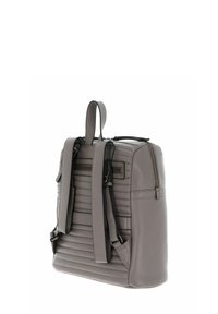 Sac à dos en cuir gris avec texture matelassée, bretelles doubles, poignée supérieure et compartiment principal zippé. Comprend une poche latérale.