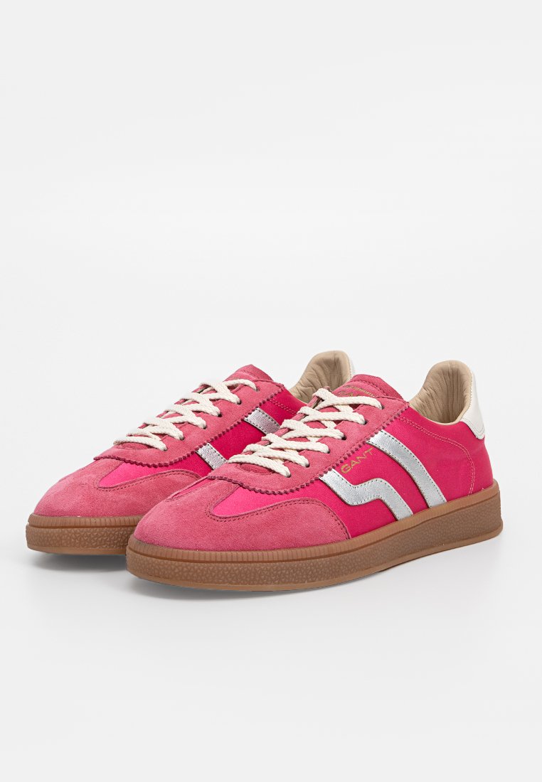 Zapatillas de ante rosa con detalles en blanco y plateado, con una suela de goma, punteras redondas y un diseño de cordones.