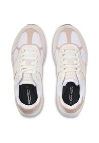 Witte en beige sport sneakers van gaas- en synthetische materialen. Heeft een vetersluiting en logo-accenten op de zijkanten en de tong.