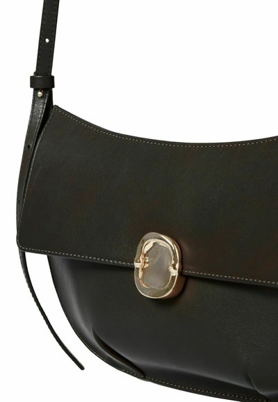 Borsa a spalla in pelle nera con silhouette curva, caratterizzata da dettagli in metallo dorato alla chiusura e cuciture a vista.