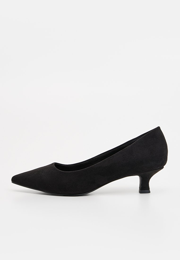 Schwarzer Wildleder-Absatzschuh mit spitzem Zehenbereich und niedrigem, geschwungenem Absatz. Sanfte Textur, minimalistisches Design, keine sichtbaren Beschläge oder Akzente.