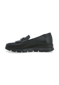 Scarpa nera in pelle con punta arrotondata e una fascia decorativa con fibbia. Suola spessa e texturizzata per una maggiore aderenza. Vista laterale.