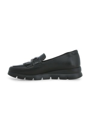Scarpa nera in pelle con punta arrotondata e una fascia decorativa con fibbia. Suola spessa e texturizzata per una maggiore aderenza. Vista laterale.